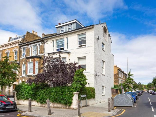 Flat for sale in Clapham Junction, Greater London