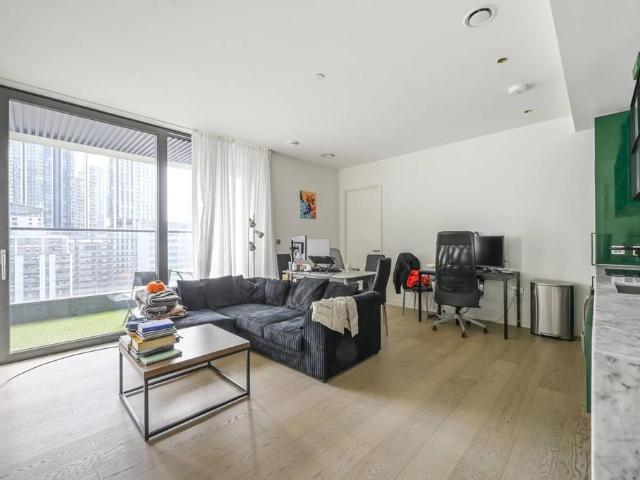 Flat for sale in Canary Wharf, Greater London