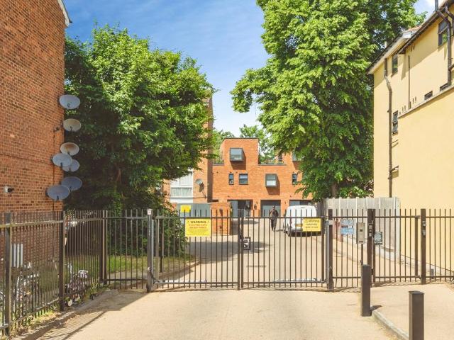 Flat for sale in Forest Gate, Greater London