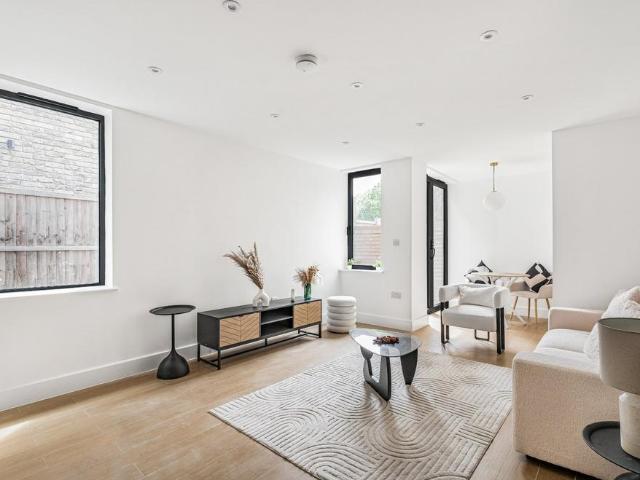 Flat for sale in London Borough of Merton, Collier's Wood