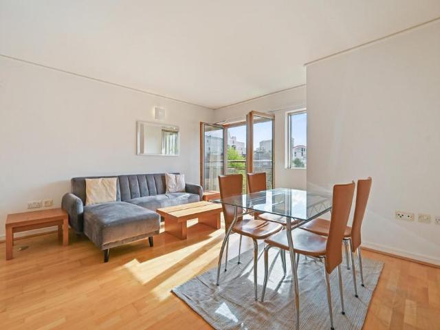 Flat for sale in East Greenwich, Greater London