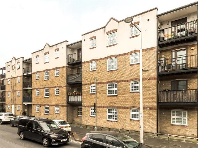 Flat for sale in Burdett Estate, Cat Hill