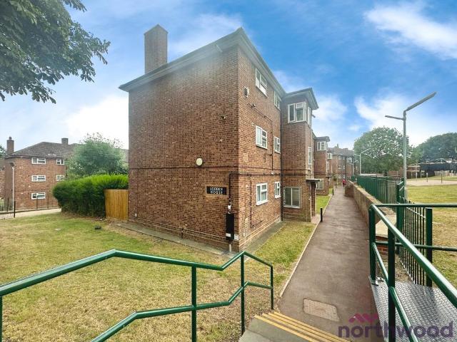 Flat for sale in Romford, Harold Wood