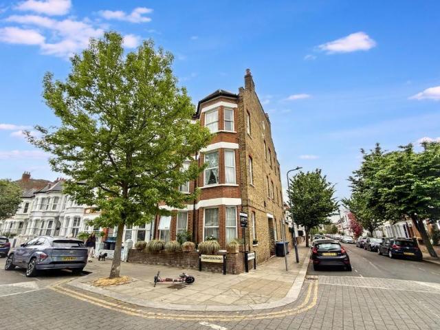 Flat for sale in Queen's Park, Greater London