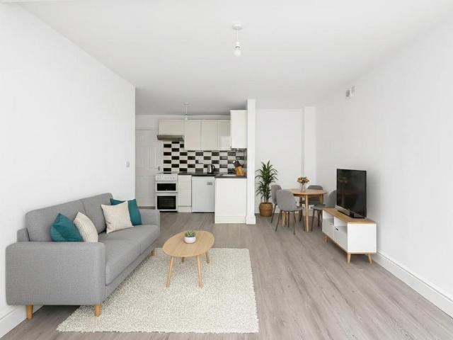 Flat for sale in London Borough of Croydon, Kenley