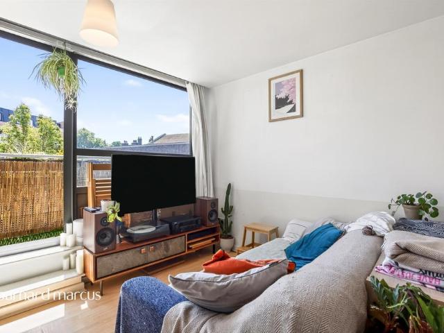 Flat for sale in Streatham Hill, Greater London