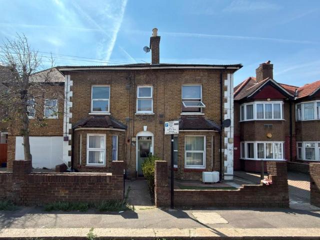 Flat for sale in London Borough of Hounslow, Greater London