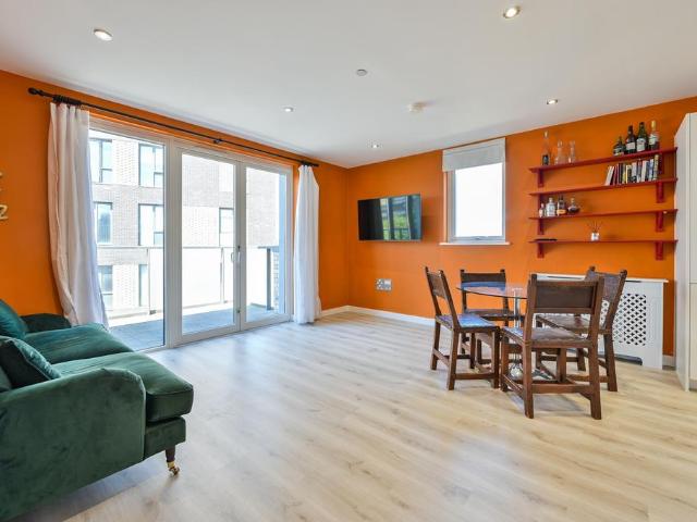 Flat for sale in Peckham, Greater London