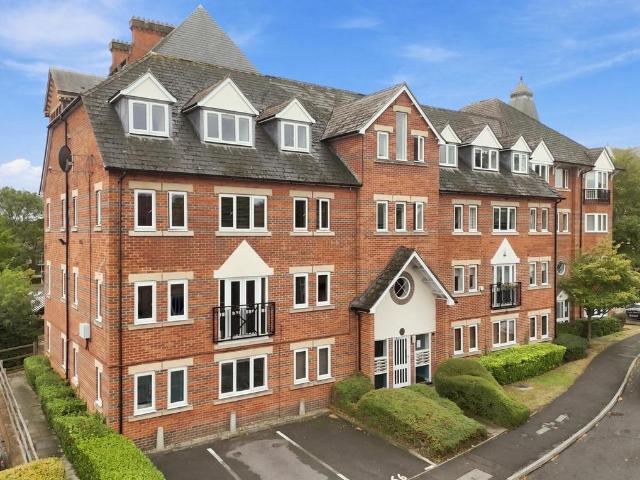 Flat for sale in Snaresbrook, Greater London