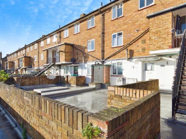 Flat for sale in Upton Park, Greater London