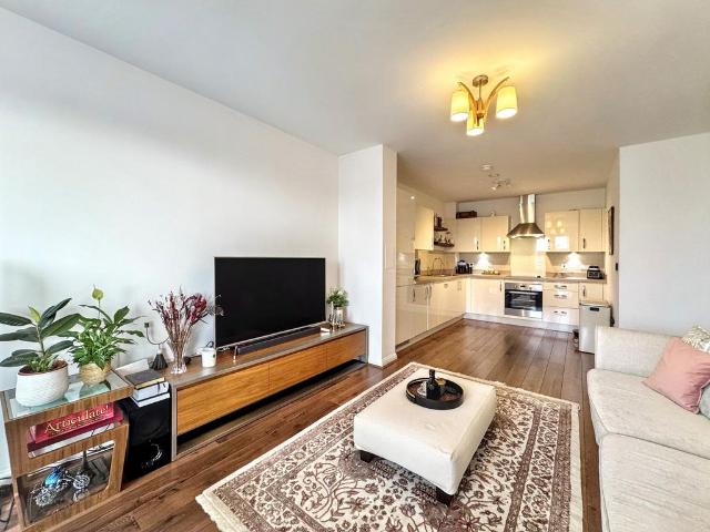 Flat for sale in Mill Hill, Greater London