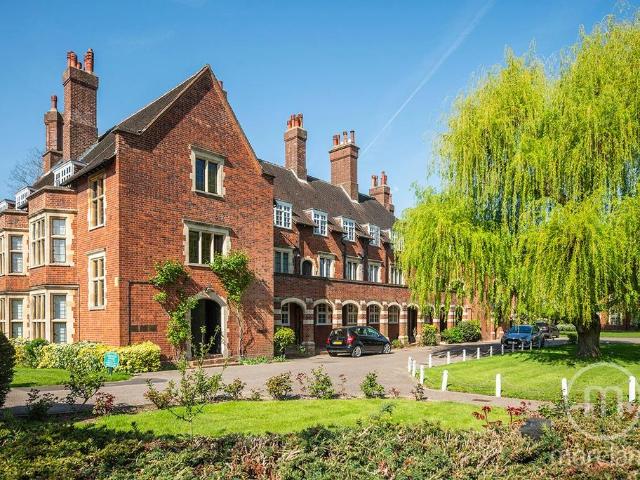 Flat for sale in Hampstead Garden Suburb, Greater London