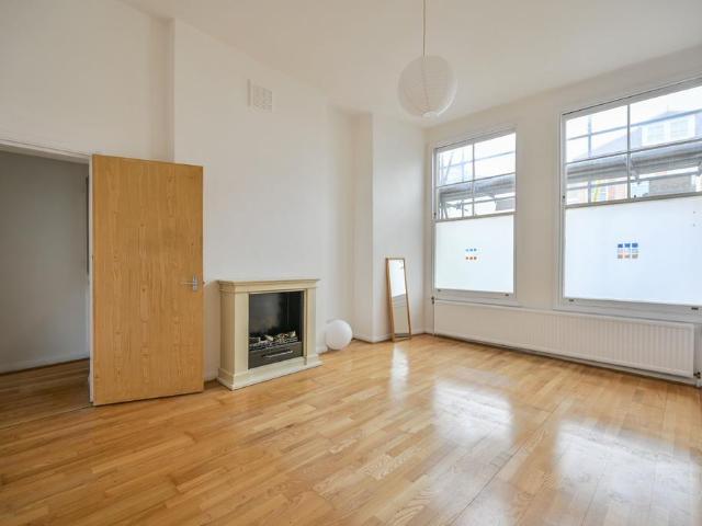 Flat for sale in Crouch End, Greater London