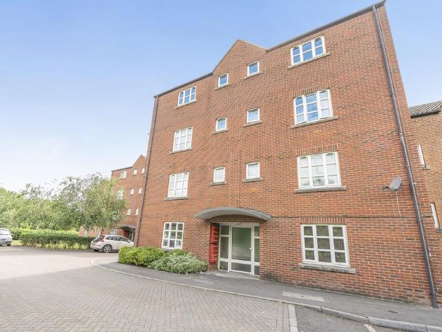 Flat for sale in Obridge, Rumwell