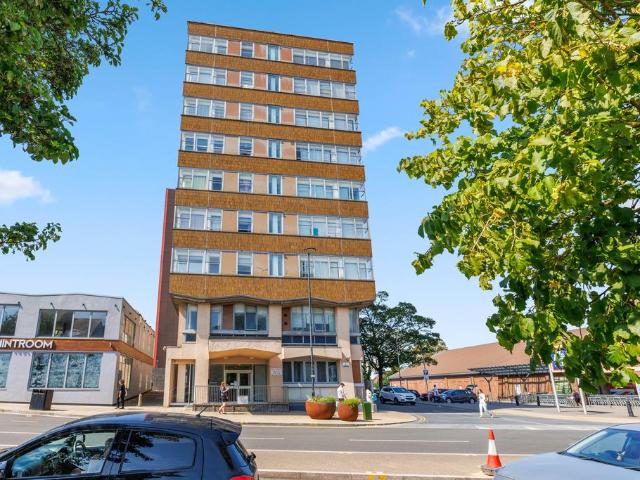 Flat for sale in Dunstable, Bedfordshire