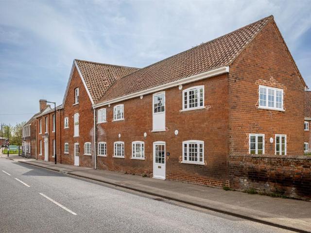 Flat for sale in Chelmondiston, Suffolk