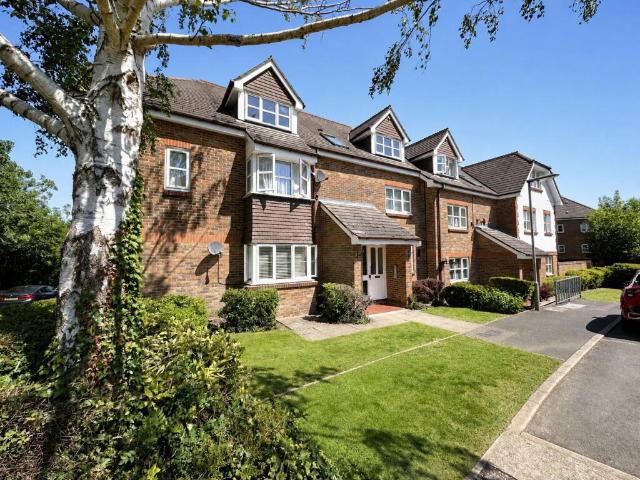 Flat for sale in Woking, Surrey