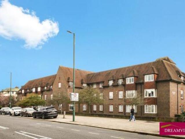 Flat for sale in Temple Fortune, Greater London