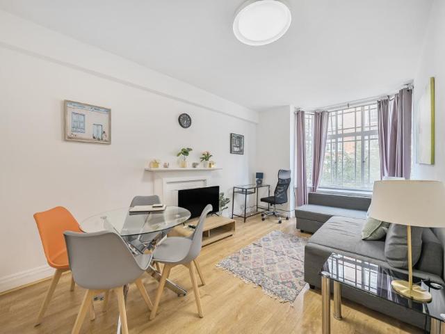 Flat for sale in Bayswater, Greater London