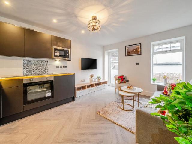 Flat for sale in North Sheen, Greater London