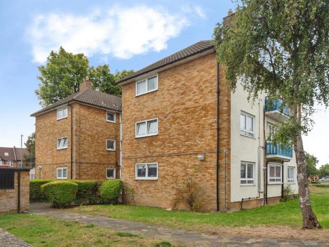 Flat for sale in Upper Walthamstow, Greater London