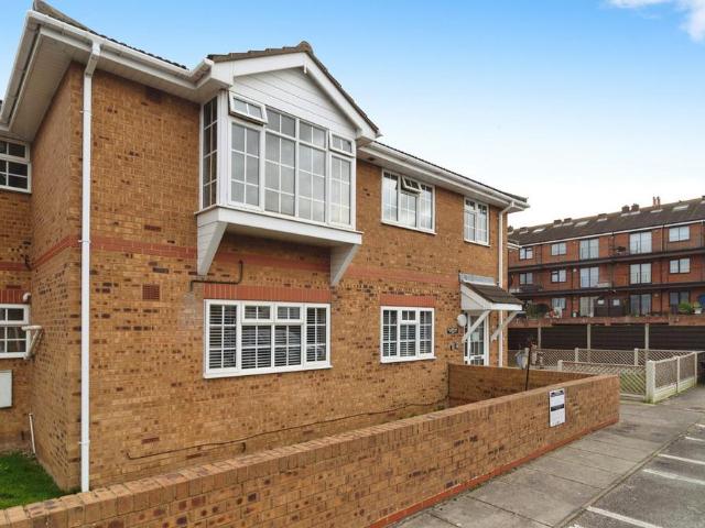 Flat for sale in Kursaal Estate, Alton Barnes