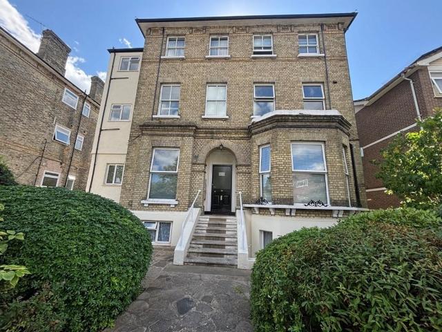 Flat for sale in Surbiton, Greater London