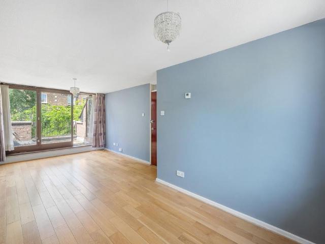 Flat for sale in Maida Hill, Greater London