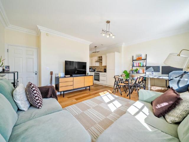 Flat for sale in London Borough of Lambeth, Greater London