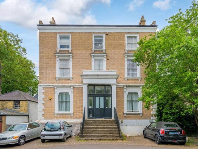 Flat for sale in Clapham, Greater London