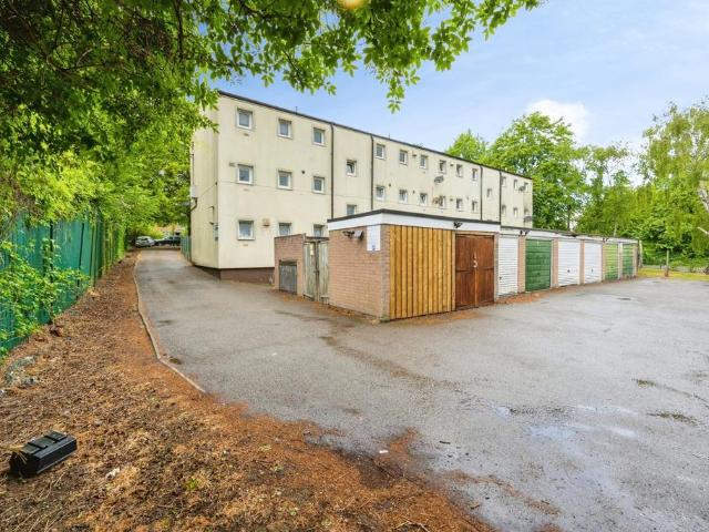 Flat for sale in Spring Park, Luton
