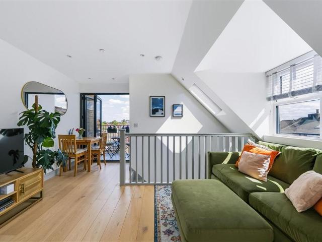 Flat for sale in London Borough of Wandsworth, Greater London