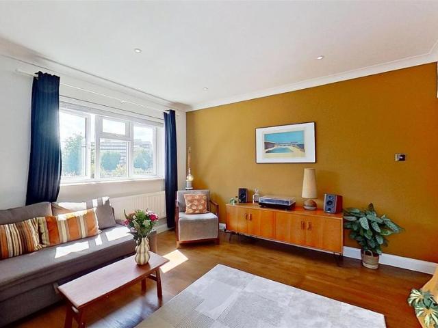 Flat for sale in Summerstown, Greater London