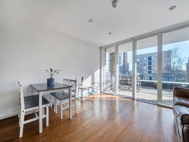 Flat for sale in London Borough of Southwark, Greater London