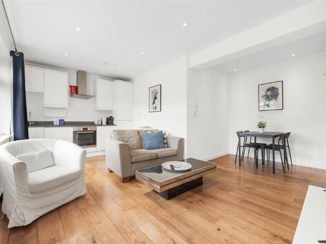 Flat for sale in Penge, Greater London
