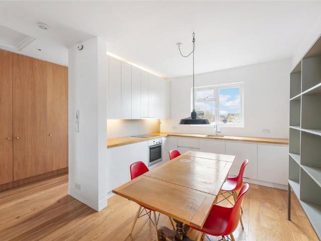 Flat for sale in Battersea, Greater London