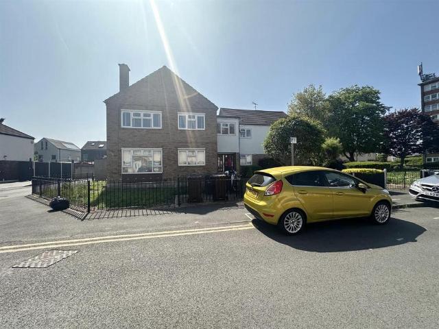 Flat for sale in Thames View, Cat Hill