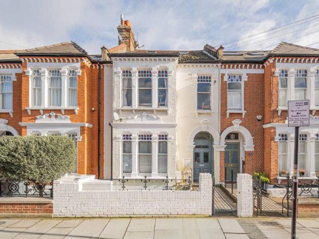 Flat for sale in Furzedown, Greater London