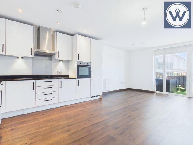 Flat for sale in Hayes, Greater London