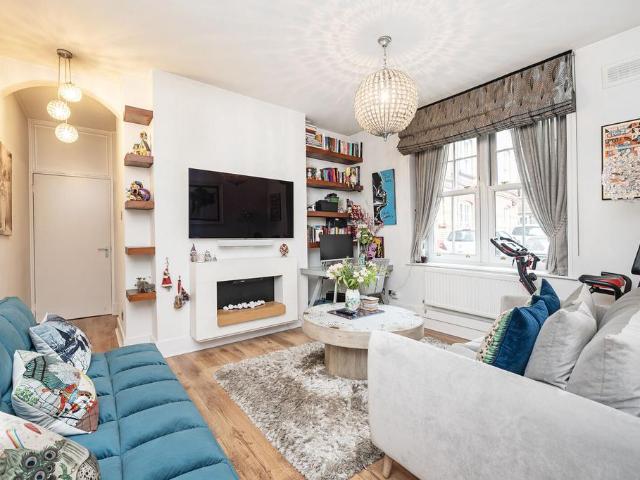 Flat for sale in Bethnal Green, Greater London