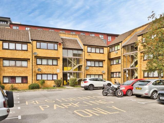 Flat for sale in Yeovil, Somerset
