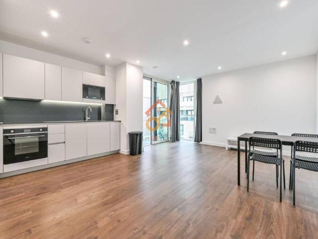Flat for sale in Woodberry Down, Stoke Newington