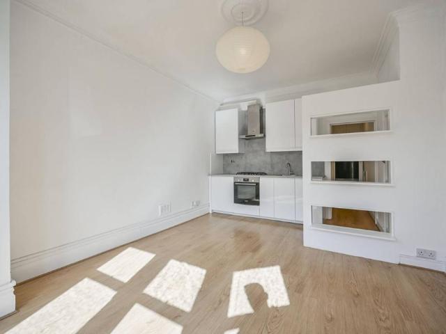 Flat for sale in Muswell Hill, Greater London