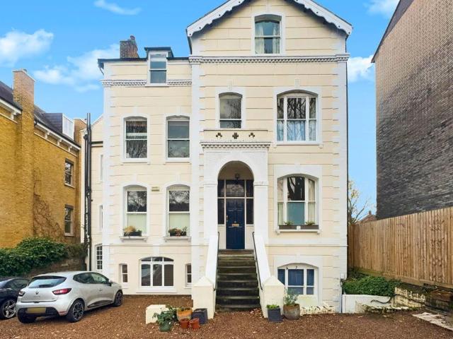 Flat for sale in Peckham, Greater London