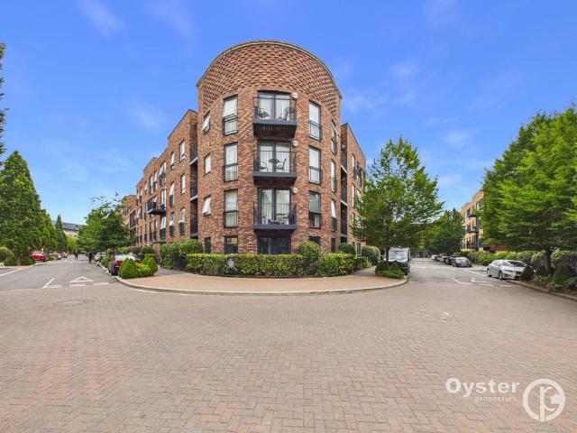 Flat for sale in Little Stanmore, Greater London