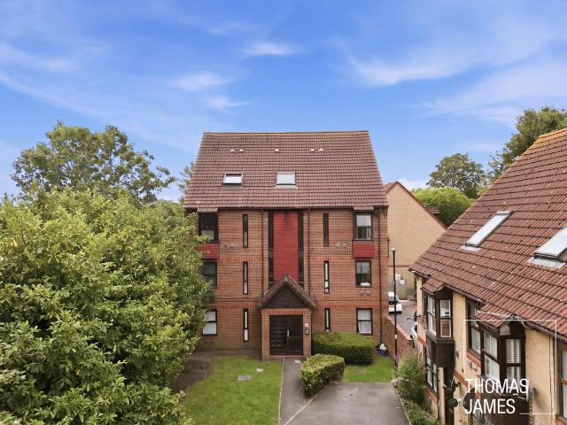 Flat for sale in Palmers Green, Greater London