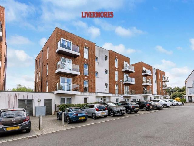 Flat for sale in Barnes Cray, Greater London