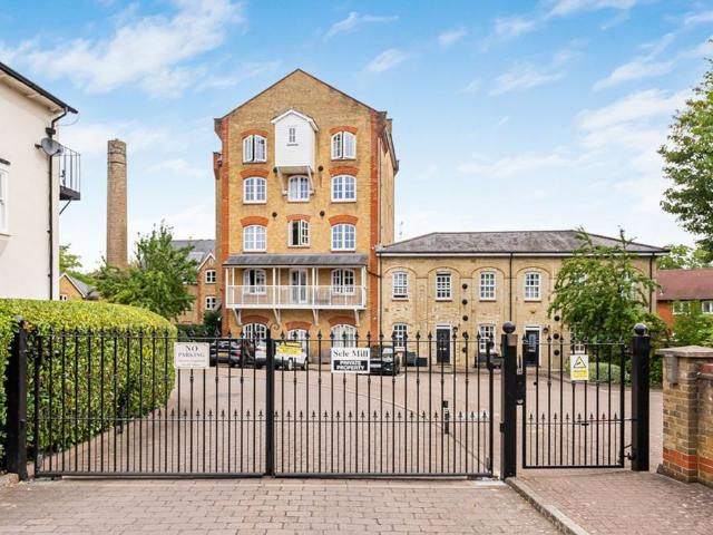 Flat for sale in Horn's Mill, East Hertfordshire
