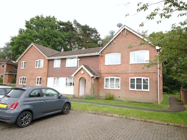 Flat for sale in Heol-las, Surrey