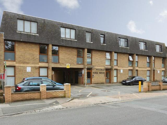 Flat for sale in Rush Green, Greater London